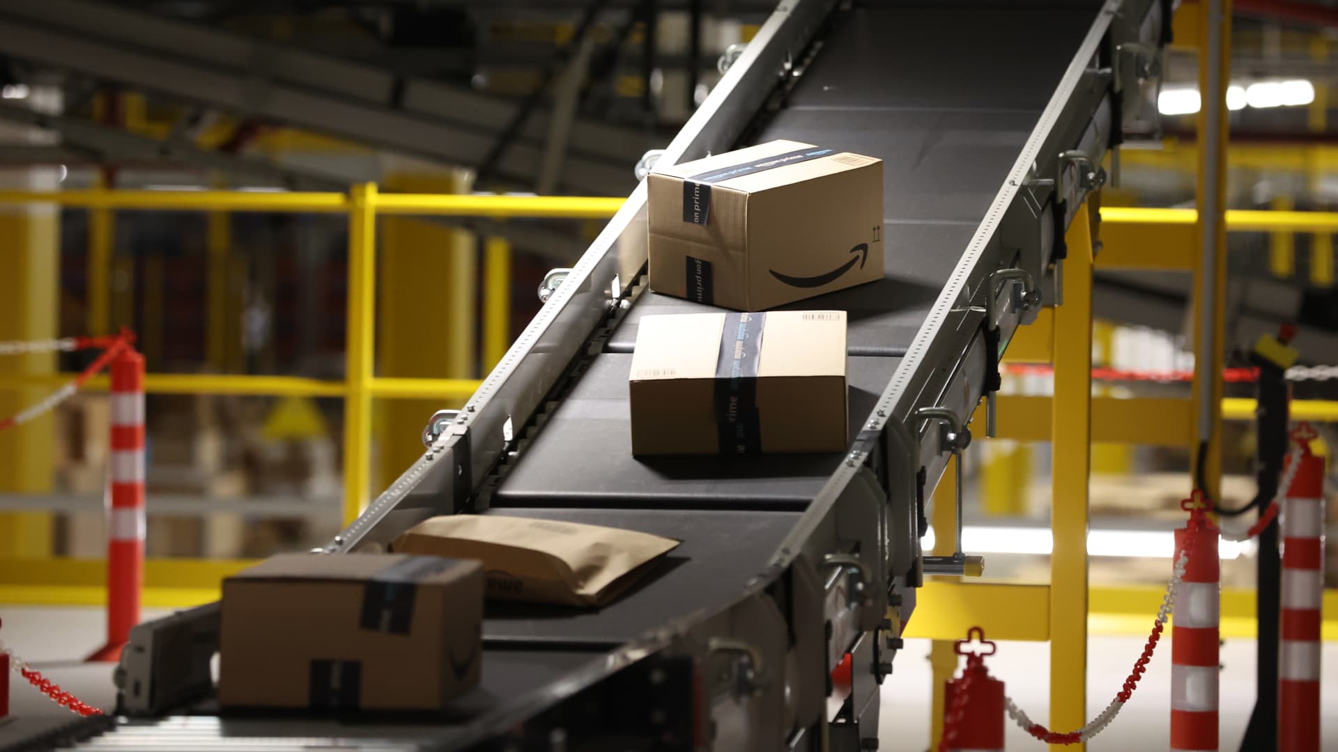 Amazon cracks down on use of AI images by sellers after New York law 图片 1