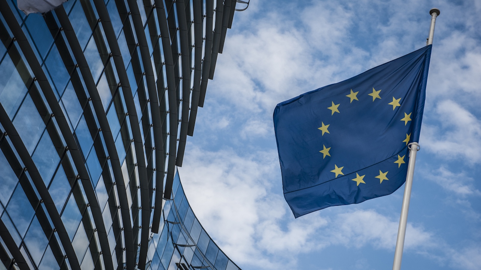 Google Fined $1 Billion by EU for Search Bias and App Store Restrictions 图片 1