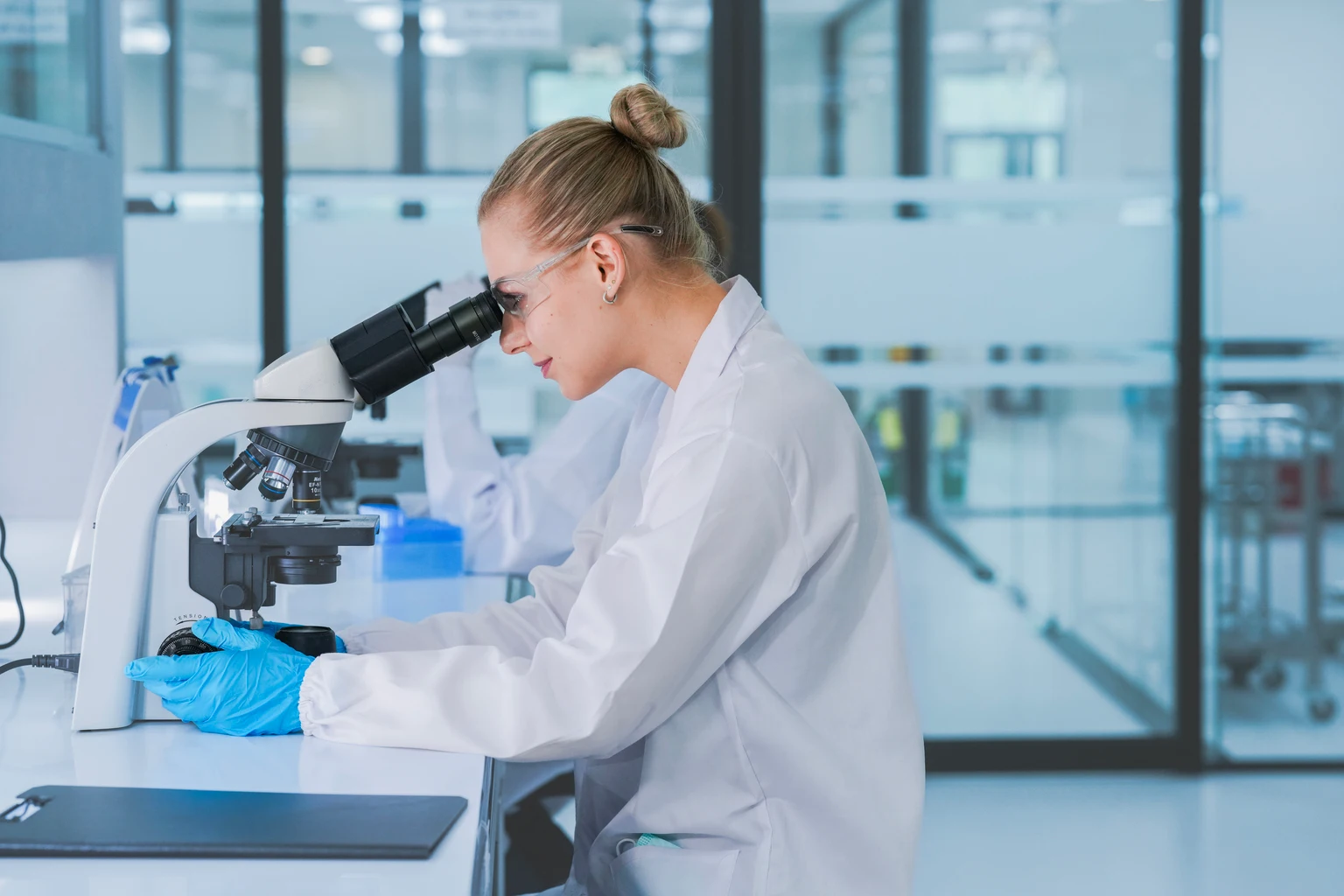 Apogee: 'Hold' On AbbVie $10.9B Buyout And Extended Half-Life IL-13 Zumilokibart For AD 图片 1