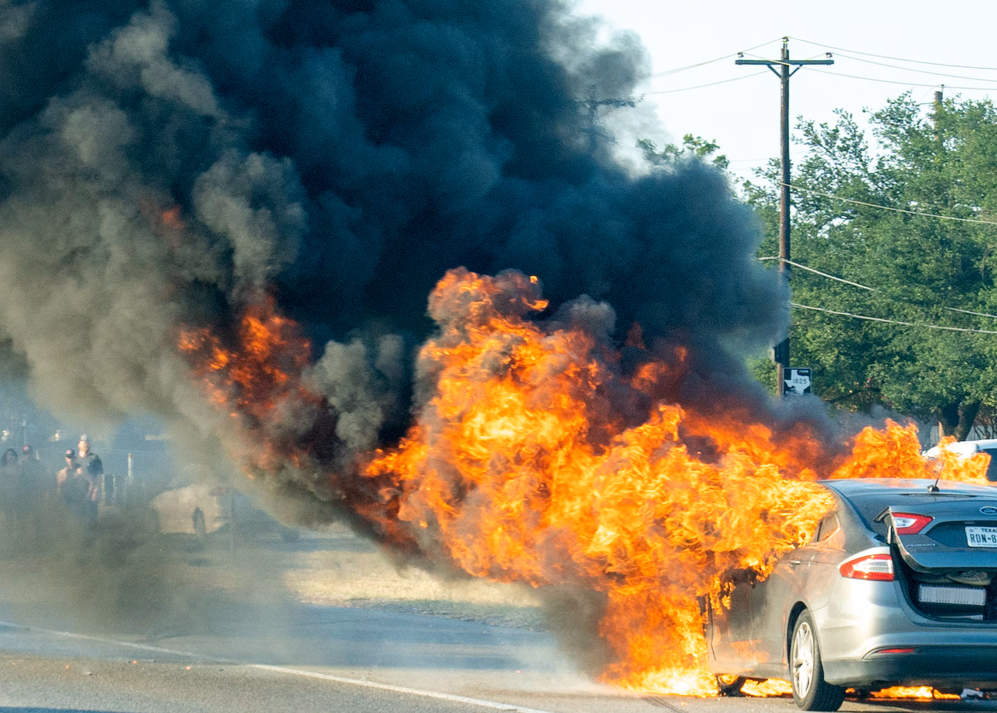 Recalls surge for vehicles as parked cars are bursting into flames. 图片 1