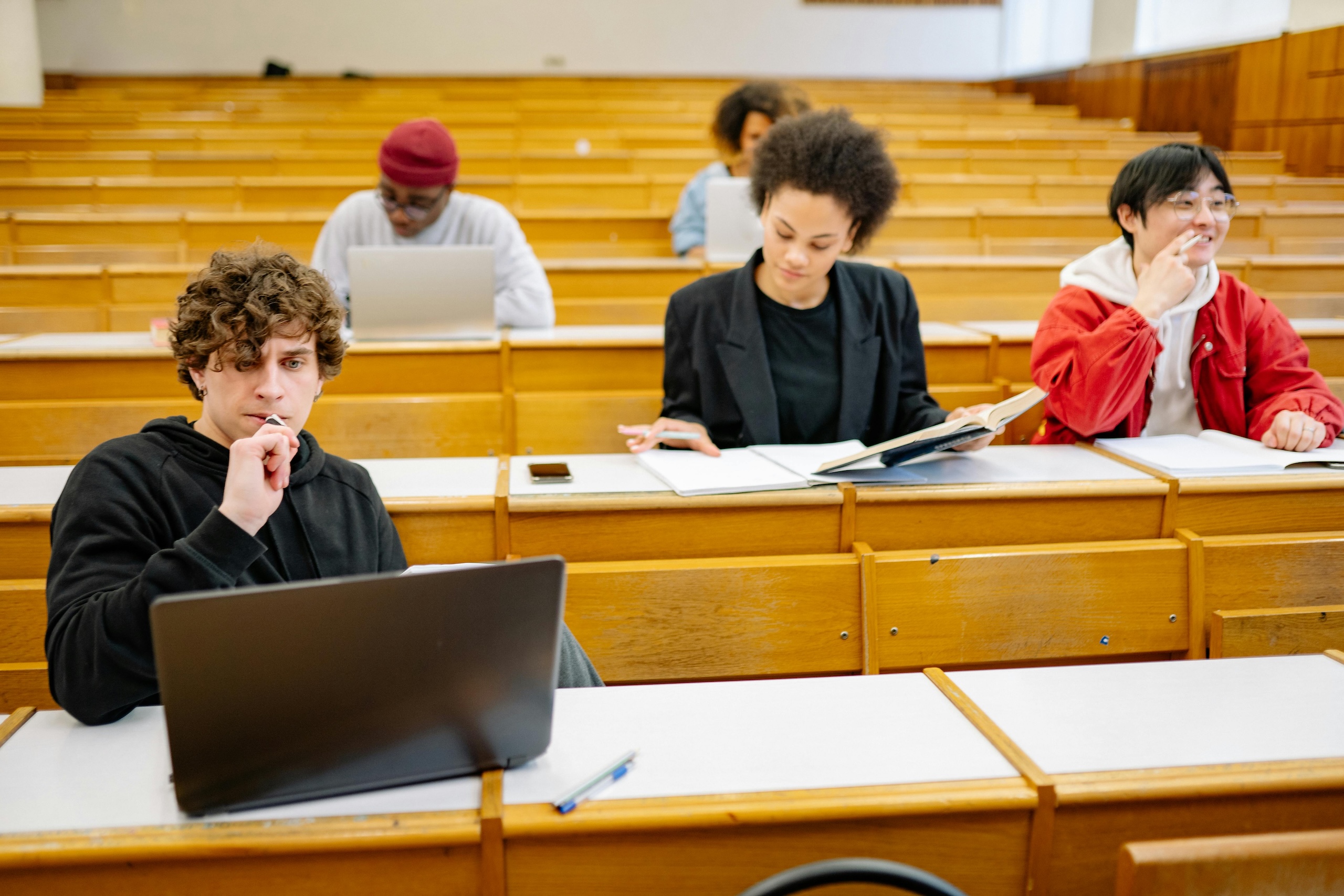 Study of AI use by undergrads revealing disparities in access – and in cheating 图片 1