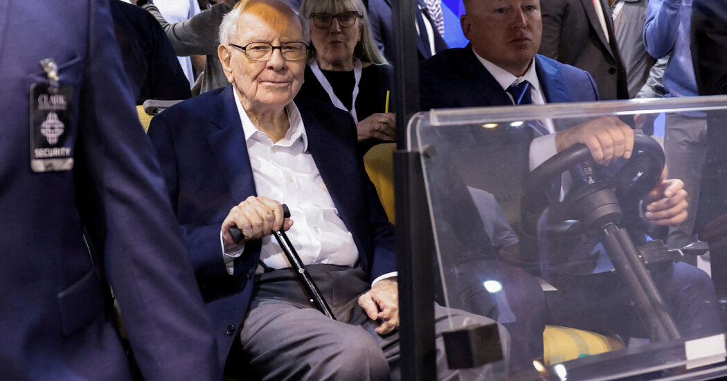 Warren Buffett Steps Down as Berkshire Chairman, Names Son to Replace Him 图片 1