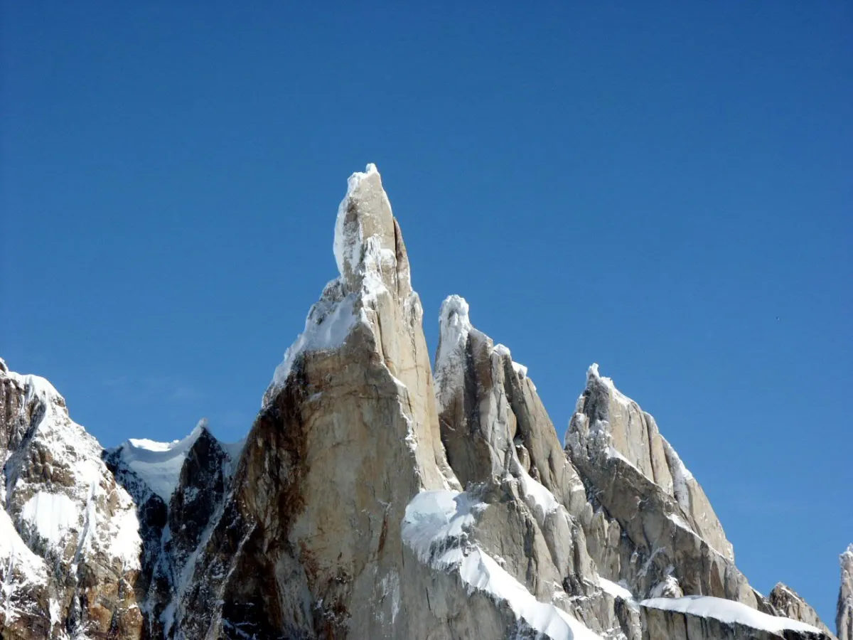 A short history of Cerro Torre, the most controversial mountain (2012) 图片 1