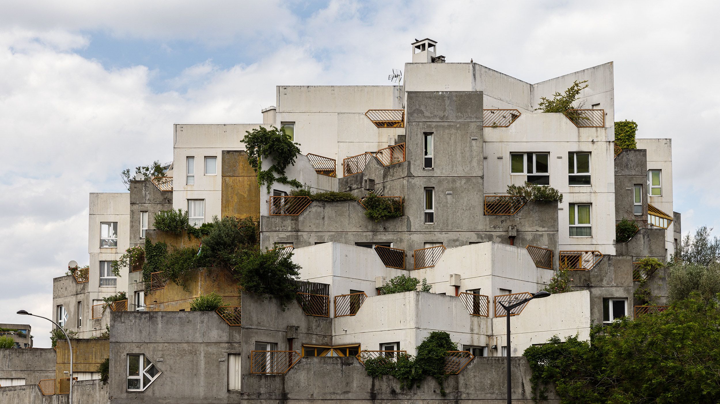 A brutalist bolthole for sale in one of France’s most iconic concrete apartment complexes 图片 1