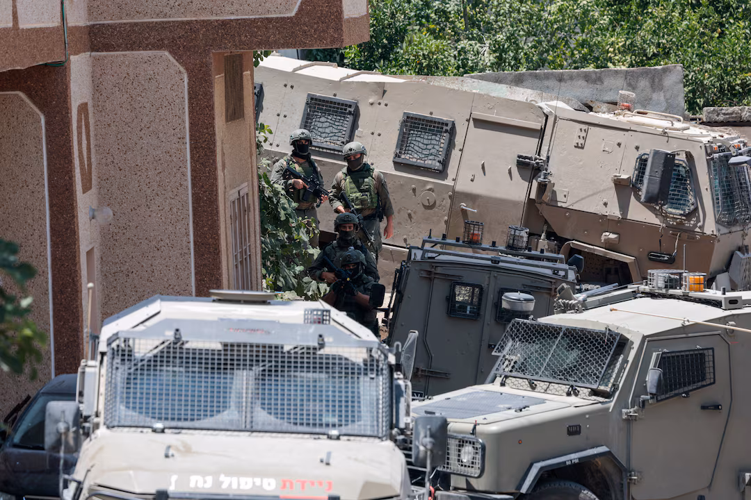 Israeli troops round up Palestinians in West Bank village after shootout involving settlers 图片 1