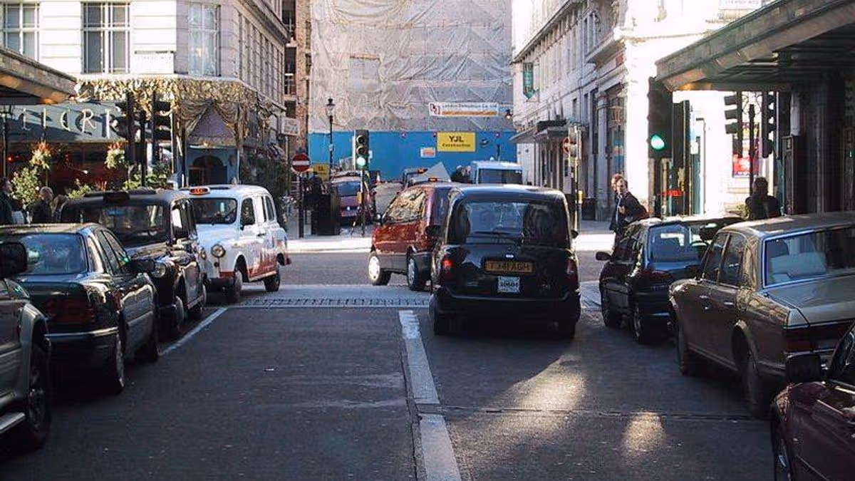 The only road in London where you have to drive on the right 图片 1