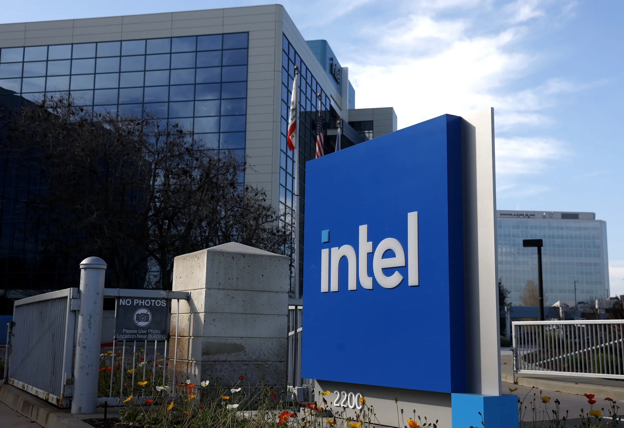 Intel Soars After AI Data Center Gains Bolster Sales Forecast 图片 1