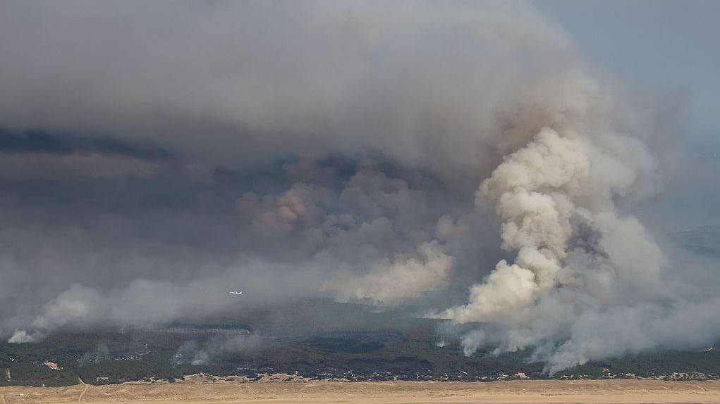 166,000 evacuated as wildfires rage in France, Spain 图片 1