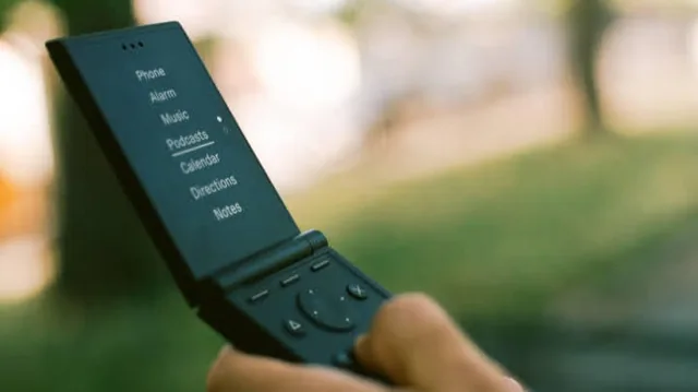 Can This $299 Stripped-Down Flip Phone Help You Ditch the Nightly Doomscroll? 图片 1