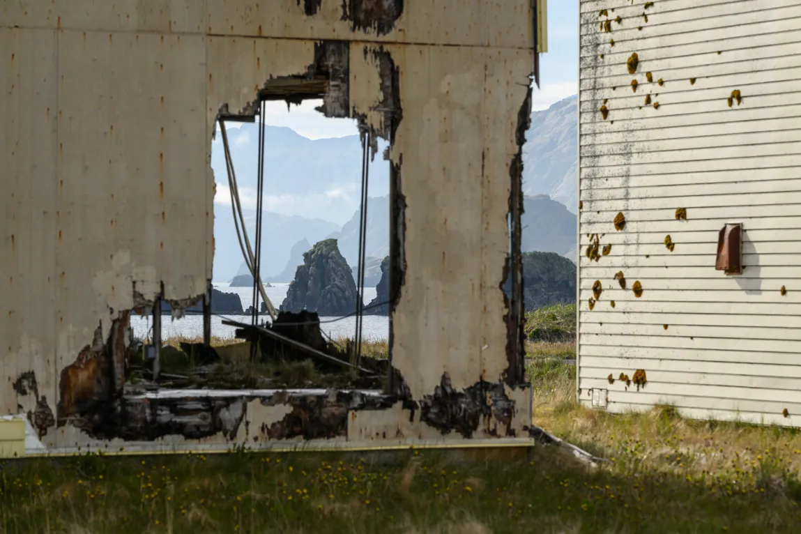 On This Nearly Deserted Alaska Island, You Pay to Keep Hundreds of Empty Buildings Wired for Internet 图片 3