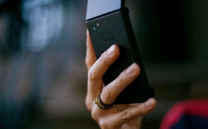 Light is Bringing Back the Flip Phone 图片 3