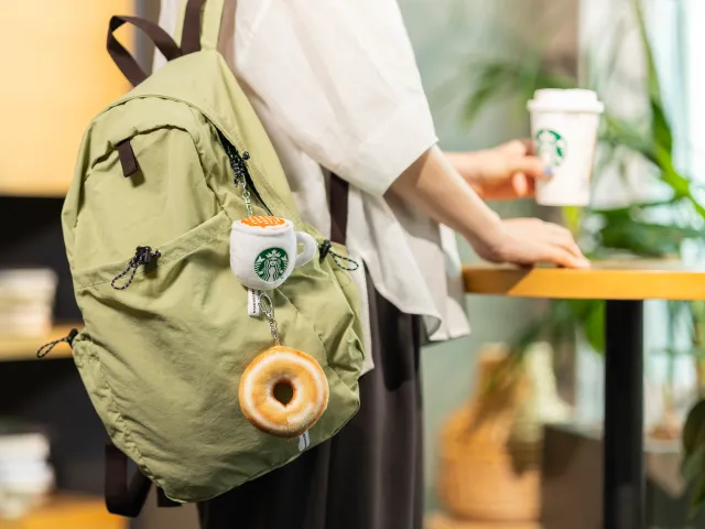 Starbucks Japan releases first-ever gacha capsule toys, featuring iconic menu items as plush coffee charms 图片 4