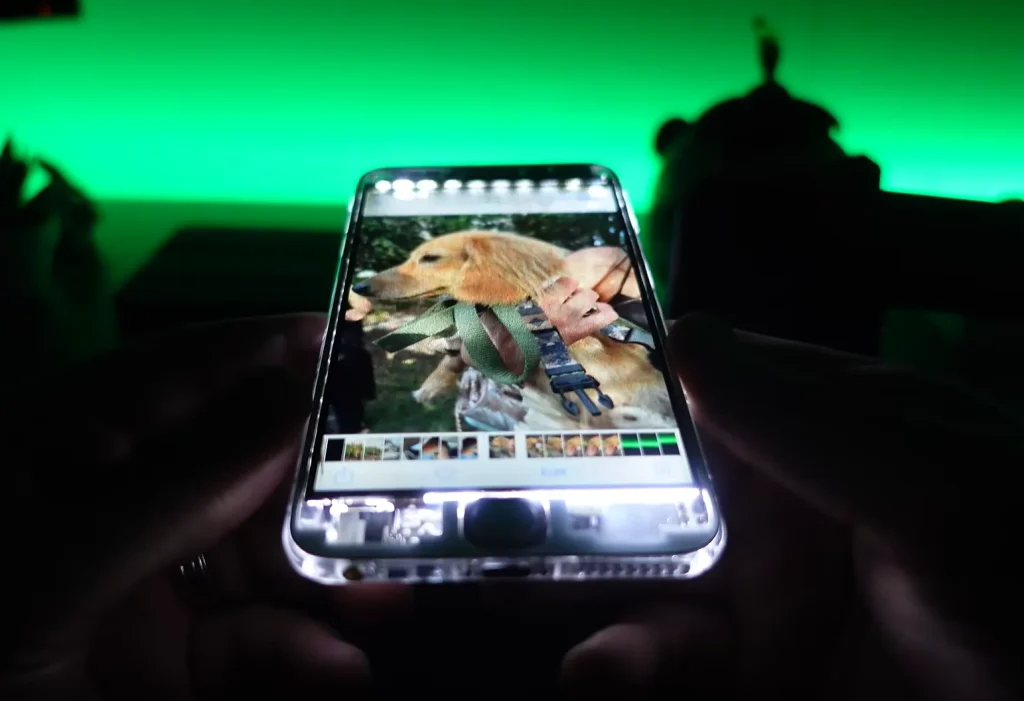 US man shows off fully transparent iPhone 6 Plus but reveals there's a big risk to owning one 图片 4