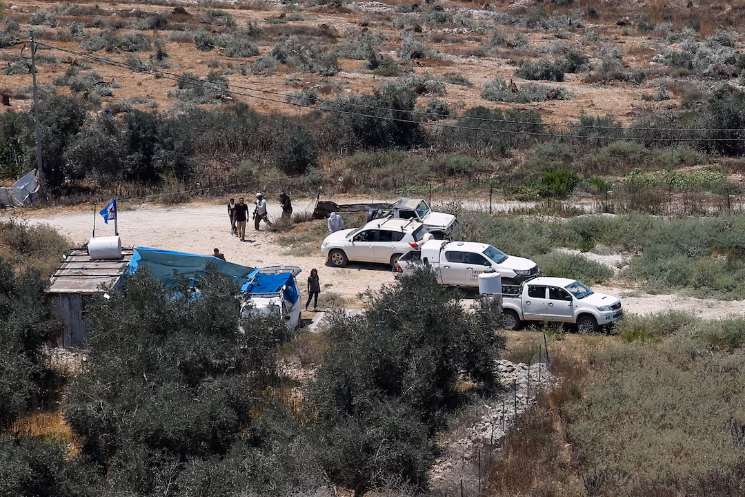 Israeli troops round up Palestinians in West Bank village after shootout involving settlers 图片 2
