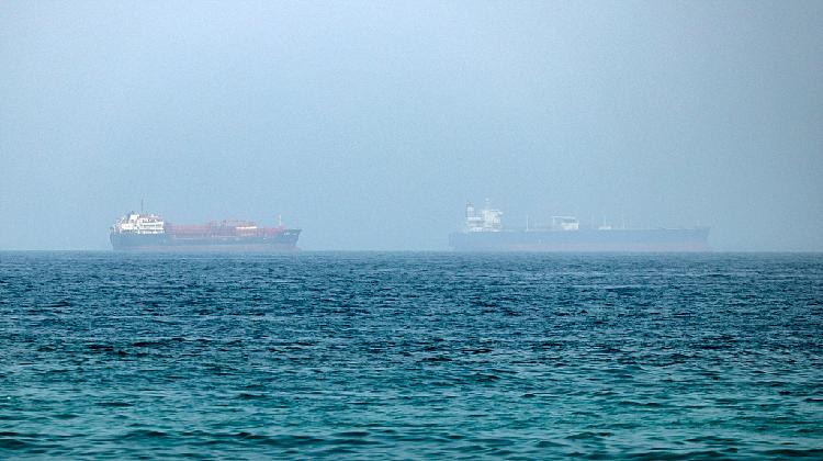 Iran's IRGC stops 4 vessels trying to cross Hormuz via southern route 图片 2