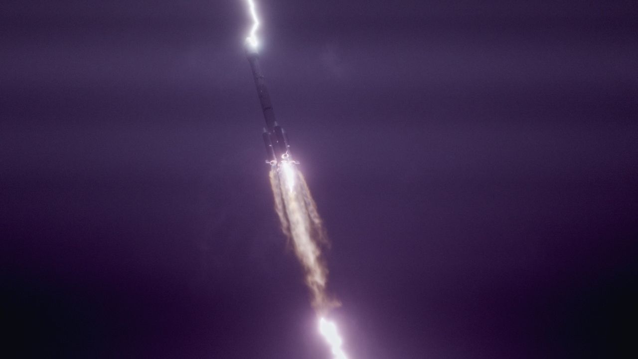 Lightning strike on Chinese rocket captured in epic launch photo 图片 2