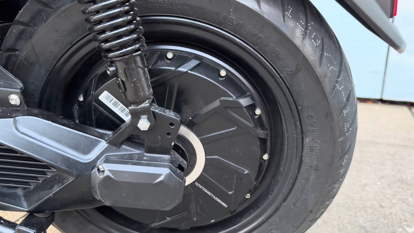 This New Affordable Electric Scooter Is Sold In America, Goes 75 MPH, And Costs Less Than $6,000 图片 4