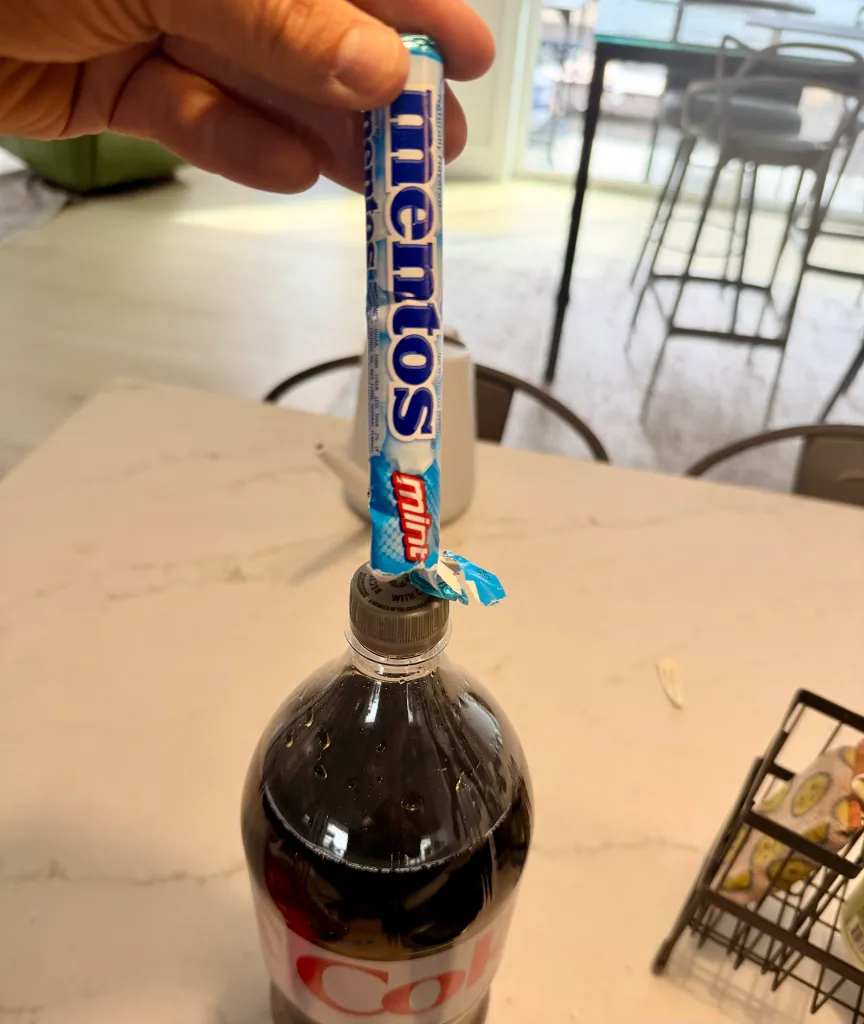 How You Get the Mentos into the Diet Coke 图片 3