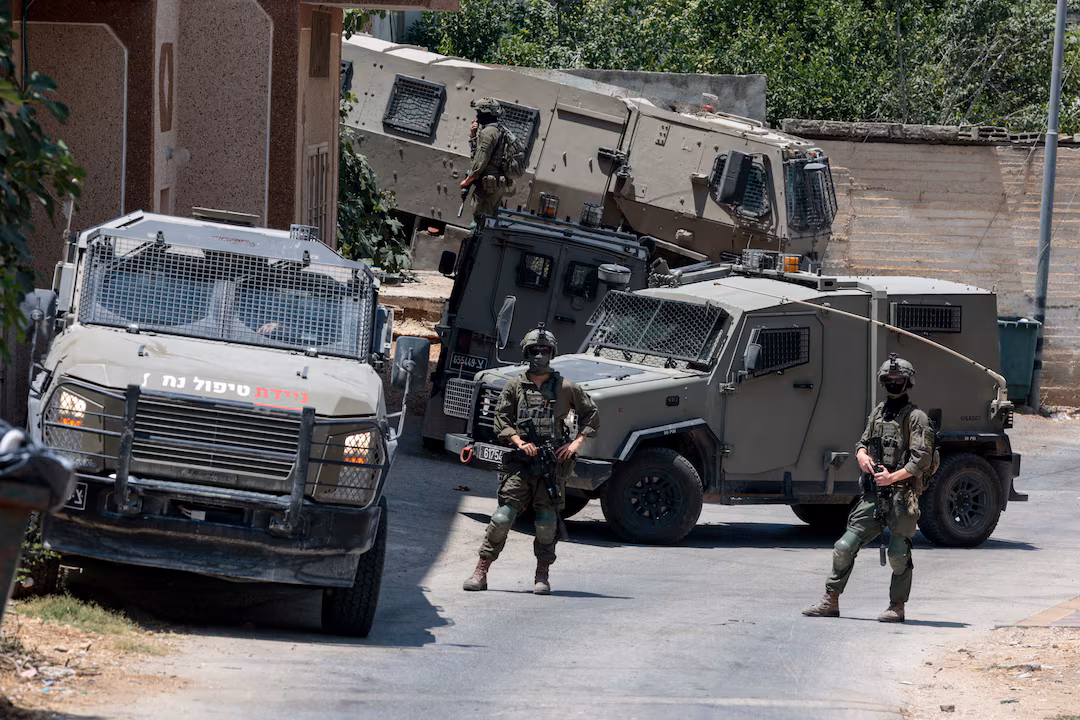 Israeli troops round up Palestinians in West Bank village after shootout involving settlers 图片 3