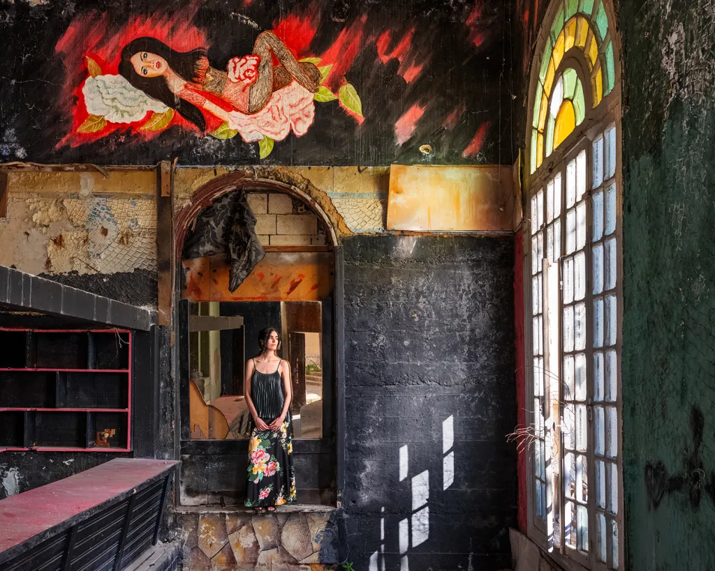 These incredibly beautiful and moving portraits of women in Lebanon showcase the resilience of the country’s war-torn residents 图片 3