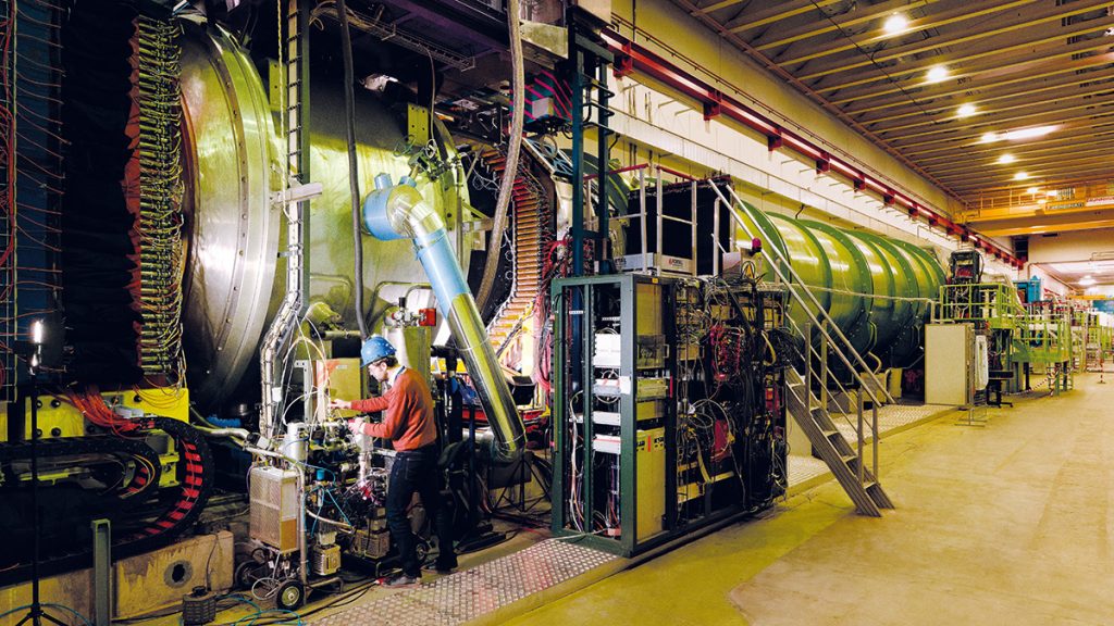 The puzzle of neutrinos, seventy years on 图片 3