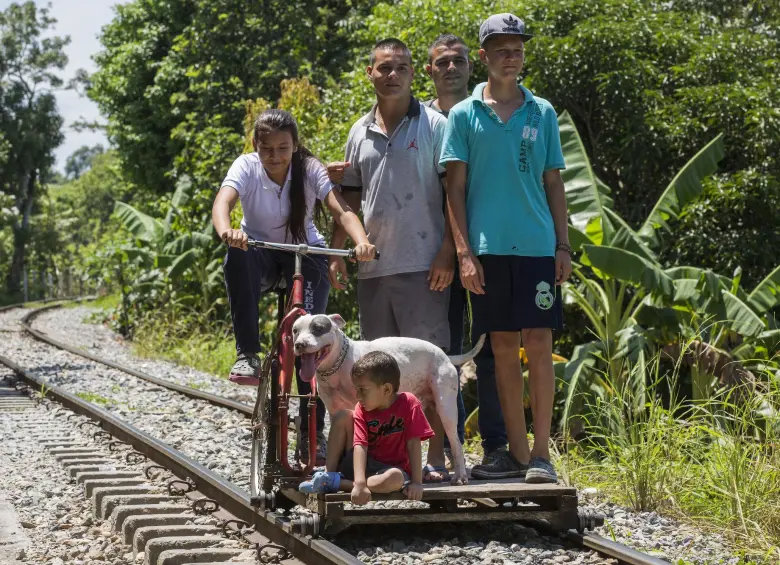 Improvised Transport on Abandoned Infrastructure: Colombia's Ingenious Motorcycle-Railroad Adapters 图片 4