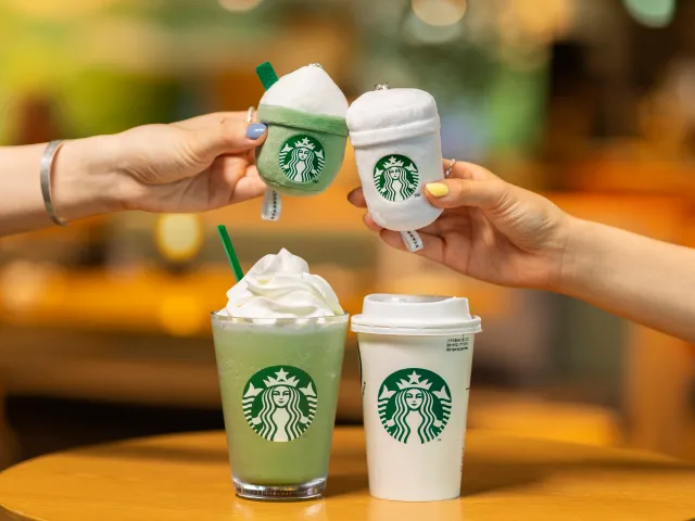 Starbucks Japan releases first-ever gacha capsule toys, featuring iconic menu items as plush coffee charms 图片 3