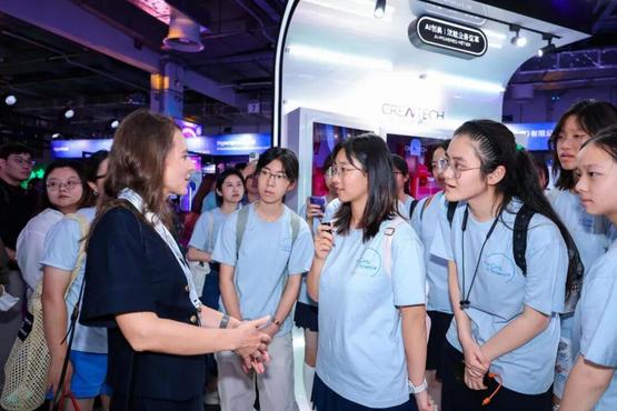 WAIC 的中学女生们:看见 AI,也看见自己 图片 2