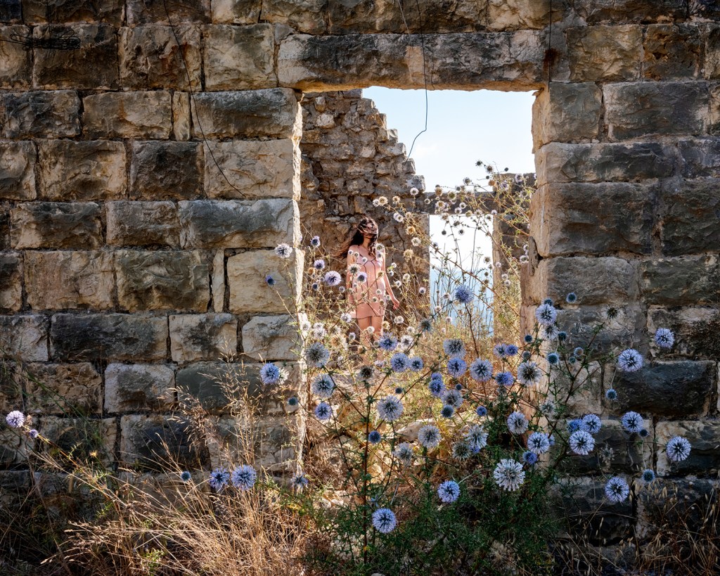 These incredibly beautiful and moving portraits of women in Lebanon showcase the resilience of the country’s war-torn residents 图片 4