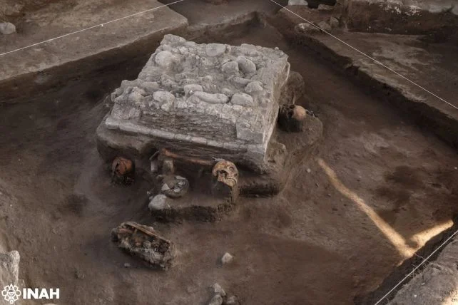 Archaeologists Unearth Pre-Aztec Altar in Mexico That Hints at Human Sacrifice 图片 3