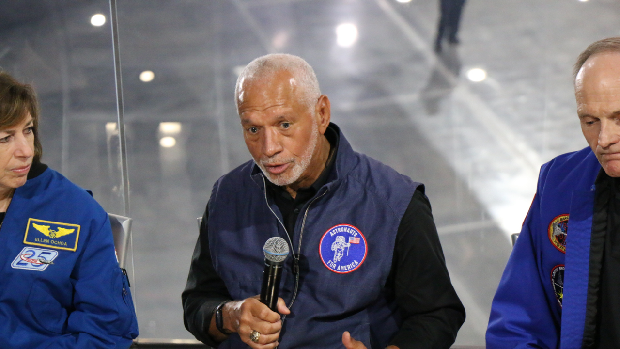 NASA's retired astronauts are hitting the road to get young people to vote: 'one small step for you, and one giant leap for our country.' 图片 2