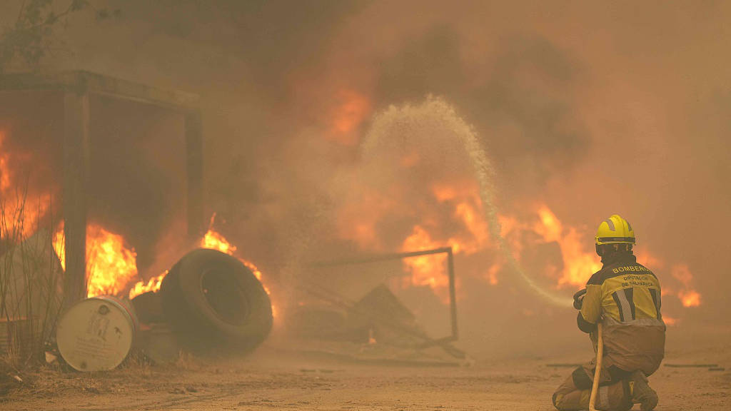 166,000 evacuated as wildfires rage in France, Spain 图片 2