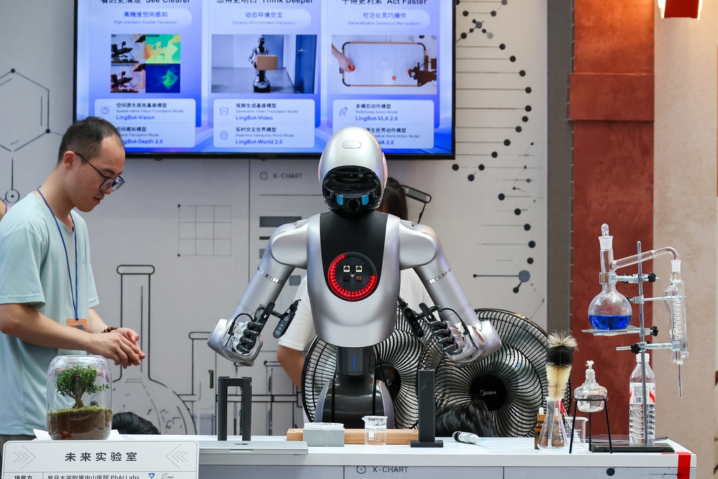 AI conference opens in Shanghai with over 300 global product debuts 图片 2