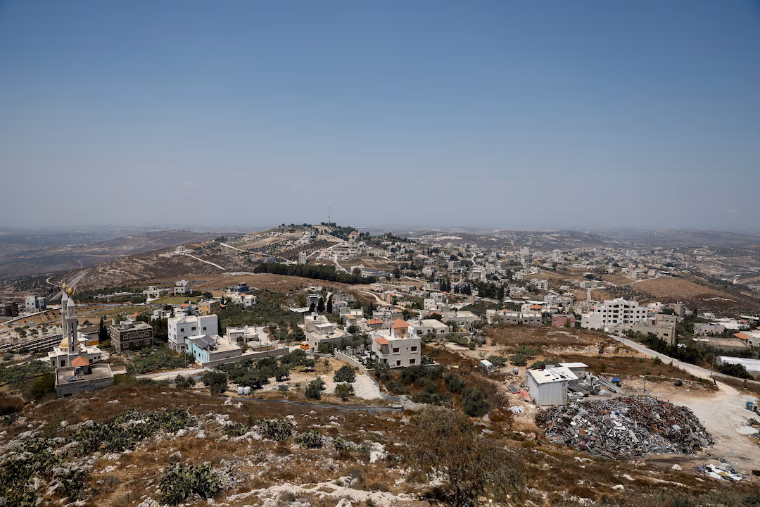 Israeli troops round up Palestinians in West Bank village after shootout involving settlers 图片 4