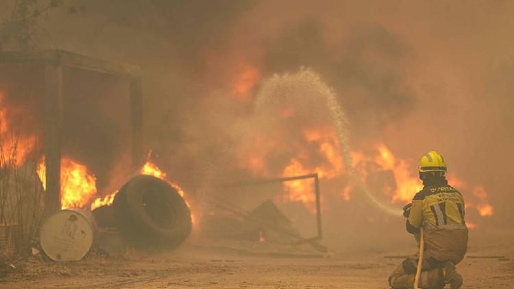 166,000 evacuated as wildfires rage in France, Spain 图片 3