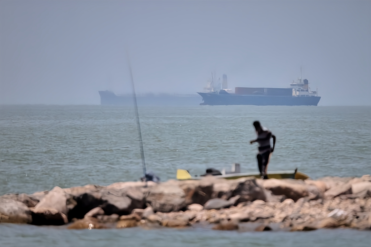 Iranian drones attack Bahrain and a ship is struck in the strait after US airstrikes on Iran 图片 1