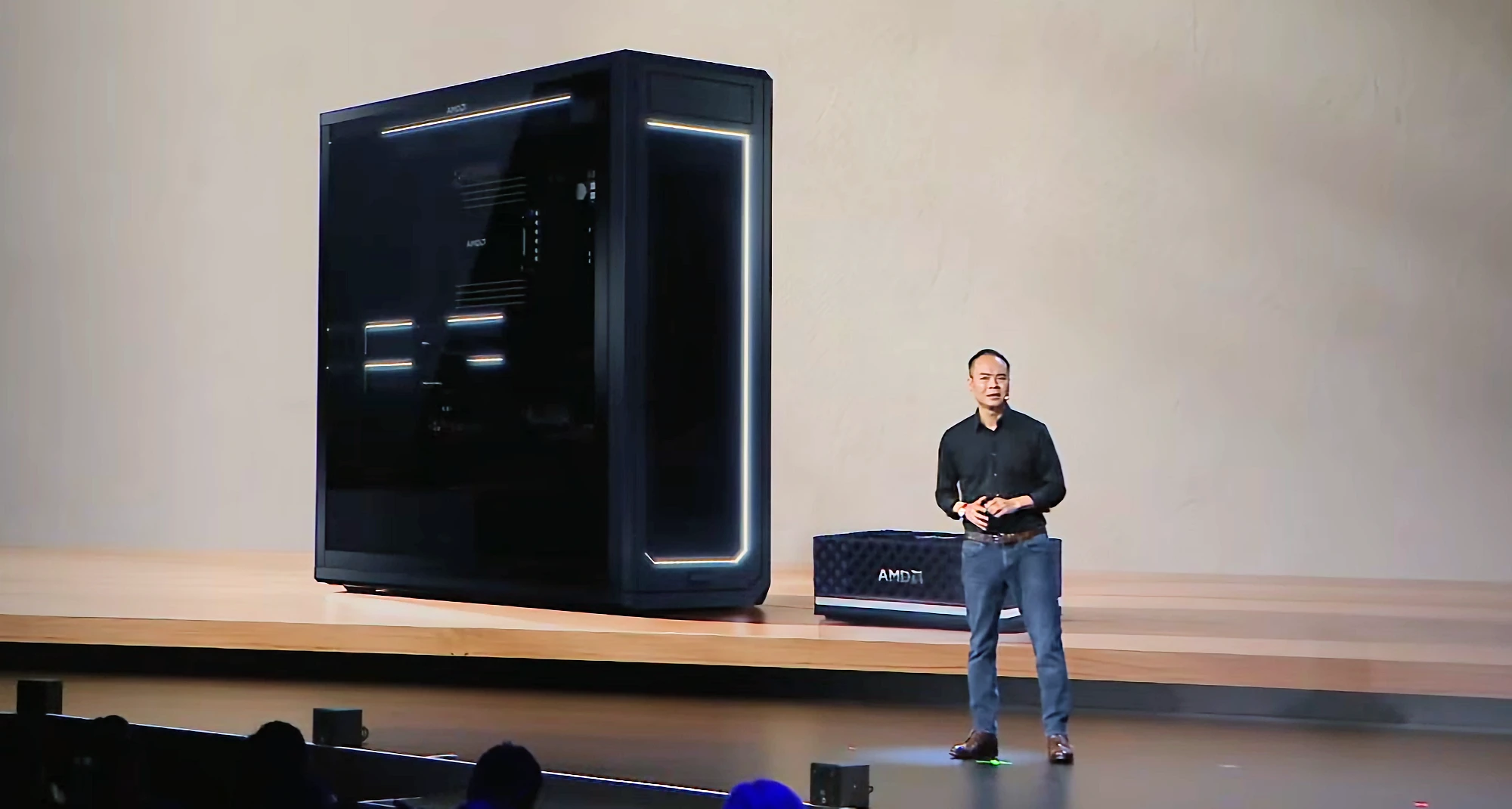 AMD发布Threadripper Halo Station：96核+576GB显存的液冷工作站 图片 1